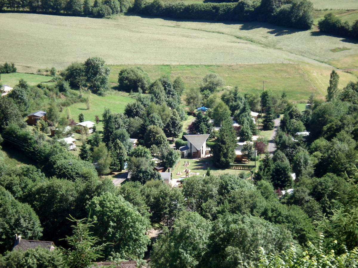 https://espace-ptl.ancv.com/appli/butterfly/data/medias_PA/PHOTOS/723995001001/723995001001610QBk8X8j-camping la valle vu du village de la tour dauvergne.jpg